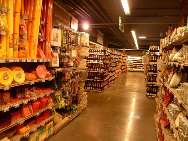 france, store, market, inside, interior, buildings, products, food, selections, lights, lighting, reflections, shelves, aisle, stacked, business, produce. Kampanjer i fysisk butik: planering, prissättning och uppföljning