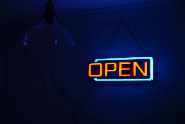 open sign, neon lights, illuminated, signage, dark, light, neon, neon sign, open, sign, open sign, neon, neon, neon, neon, open, open, open, open, open. Öppnings- och stängningsrutiner i butik: checklista