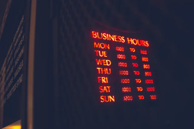 From below of electronic panel with information of working hours on wall of bar. Så beräknar du bemanningsbehov per öppettimme